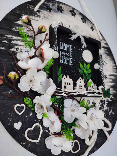 Dekoracja naścienna z napisem Home Sweet Home
