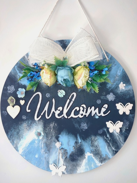 Zawieszka "Welcome" granatowo-niebieska z kokardą i kwiatami